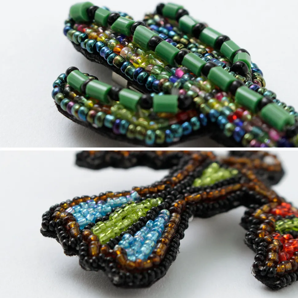 BEADED ACCESSORIES / Beaded pin badge M