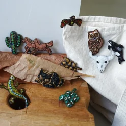 BEADED ACCESSORIES / Beaded pin badge L